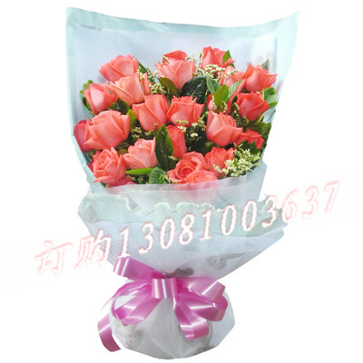 商品详细;21枝粉玫瑰+绿叶+浅色皱纹纸单面包装+紫色的丝带-圆形包装