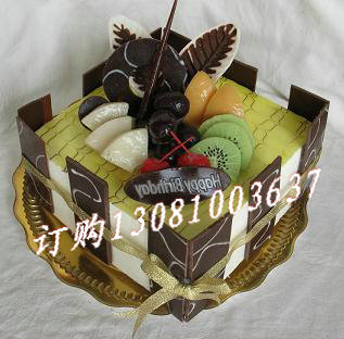 商品详细;巧克力慕斯体，由新鲜水果和巧克力做装饰-.