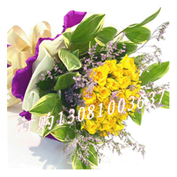 商品详细;12枝黄色玫瑰、情人草、适量配叶-紫色加白色包装纸、丝带。