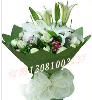 商品详细;16枝白玫瑰,2枝白香水百合,配花点缀-绿色皱纹纸圆形包装，纱网蝴蝶结