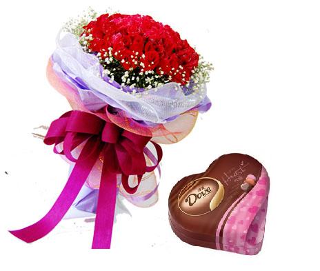商品详细;33支红玫瑰,满天星围绕点缀加德芙心语巧克力98克-淡紫色卷边纸和纱圆形包装，粉色丝带束扎 