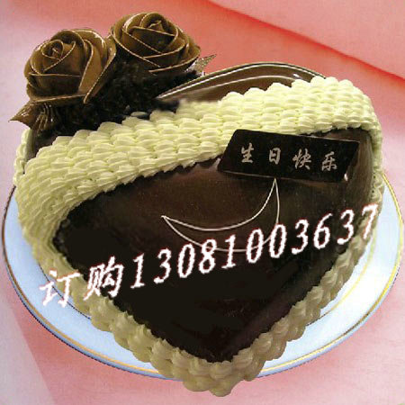 商品详细;巧克力心形蛋糕，2朵玫瑰花装饰-购买蛋糕附送贺卡、刀、叉、盘、蜡烛一套