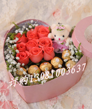 商品详细;9朵粉玫瑰，9颗粒巧克力围边，星花黄莺丰满,赠送一个可爱小熊1只；-粉色心型盒子