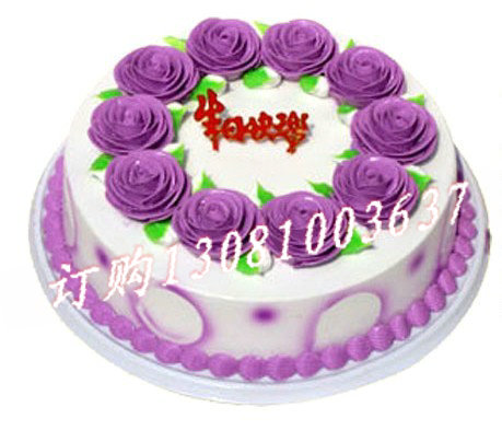 商品详细;8寸鲜奶蛋糕，中间夹心鲜奶，表面紫色玫瑰花装饰！-盒装