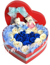 商品详细;蓝色妖姬8枝，白玫瑰12枝.可爱情侣熊一对-蓝色羽毛装饰，高级心形礼盒一个