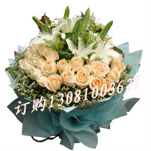 商品详细;33朵香摈玫瑰,3枝白色香水百合,水晶花丰满-淡然色绵纸圆形包装