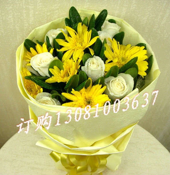 商品详细;黄色太阳花10朵和白玫瑰9朵-淡白色绵纸圆形包装