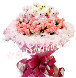 商品详细;33朵粉玫瑰+11只小熊，点缀羽毛-粉色卷边纸圆形精美包装，配蝴蝶结束扎