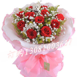 商品详细;11枝红玫瑰，赠送一个熊配花黄莺星花;-粉色卷边纸圆形包装