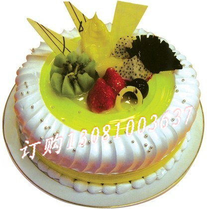 商品详细;水果蛋糕，绿色果浆，时令水果，巧克力片装饰 -购买蛋糕附送贺卡、刀、叉、盘、蜡烛一套