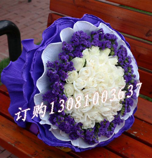 商品详细;33支白玫瑰，紫色勿忘我围绕，紫色卷边纸圆形包装-。