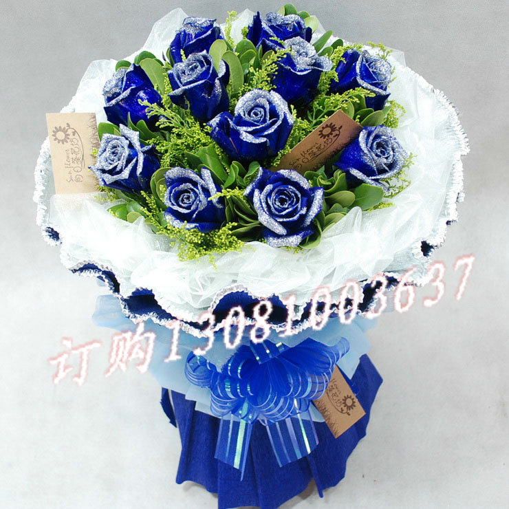 商品详细;11朵蓝玫瑰,配草黄莺点缀-紫色卷边纸加白色网纱包装