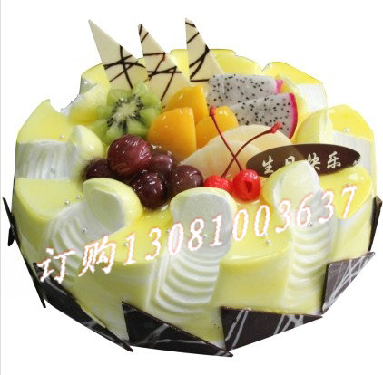 商品详细;8寸水果蛋糕，时令水果装饰，巧克力片围边装饰 -购买蛋糕附送贺卡、刀、叉、盘、蜡烛一套