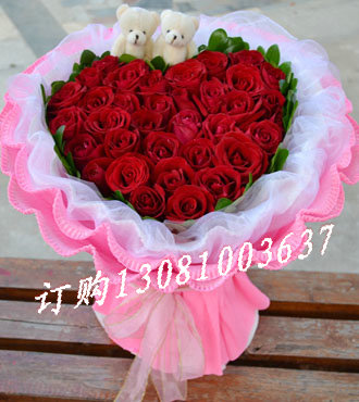 商品详细;33支红玫瑰，绿叶外围搭配，赠送2只小熊-白色纱网内衬，粉色卷边纸多层外围圆形报纸，精美蝴蝶结。