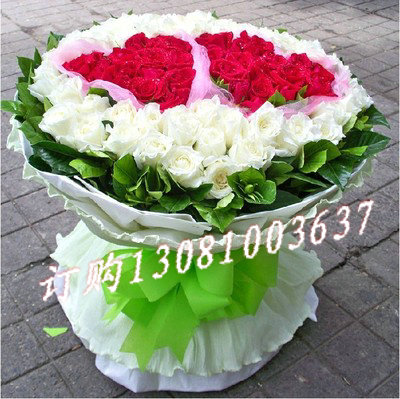 商品详细;白玫瑰加红玫瑰共99支，绿叶组合-淡绿色棉纸圆形包装