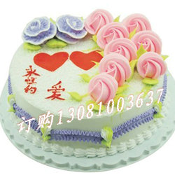 商品详细;鲜奶蛋糕9朵奶油玫瑰花装饰 -附送贺卡、刀、叉、盘、蜡烛一套