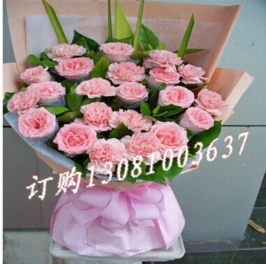商品详细;11朵粉康乃馨加9朵粉色玫瑰搭配栀子叶满天星组合 -米色棉纸单面包装