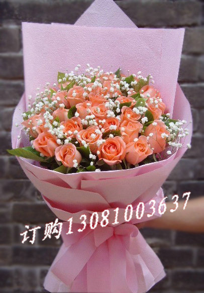 商品详细;19支粉玫瑰，满天星，栀子叶，粉色纸单面花束-.