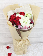 商品详细;10支红玫瑰、9支白玫瑰、2支绿色桔梗、粉色石竹梅点缀-牛皮纸、怀旧英文纸扇形包裹，拉菲草束扎