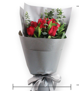 商品详细;11枝昆明顶级红玫瑰，尤加利点缀，栀子叶丰满-高档灰色硬壳纸圆形艺术包装，银灰色缎带束扎。