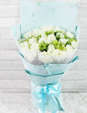 商品详细;19枝白玫瑰，小雏菊间插-高档蓝绿色包装纸外包，内衬白色沙网。蓝色丝带花束扎