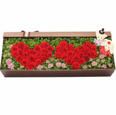商品详细;33支红玫瑰赠送一对可爱小熊栀子叶加星花点缀；-长方形玫瑰礼盒