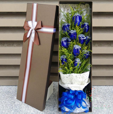 商品详细;11高档蓝玫瑰，黄莺搭配，长方形礼盒精致包装. -长方形礼盒精致包装. 