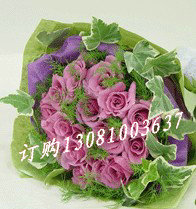 商品详细;18朵紫玫瑰组合绿叶衬托-紫色棉纸圆形包装