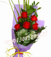 商品详细;6支玫瑰，剑叶，高山积雪，衬托.-紫色绵纸单面包装。