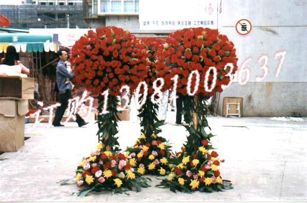 商品详细;红玫瑰，黄菊花、扶朗、绿叶、组合。-1.1米铁艺花架。